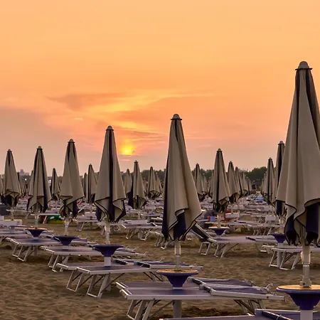 Enjoy A Charming Lateral Sea View