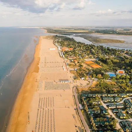 Enjoy A Charming Sea View Апартаменты *